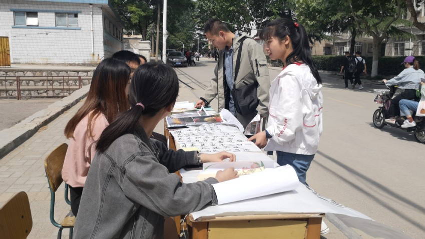 徐海学院学生党员工作站举办“笔墨书廉洁，丹青扬清风”书画摄影展评活动